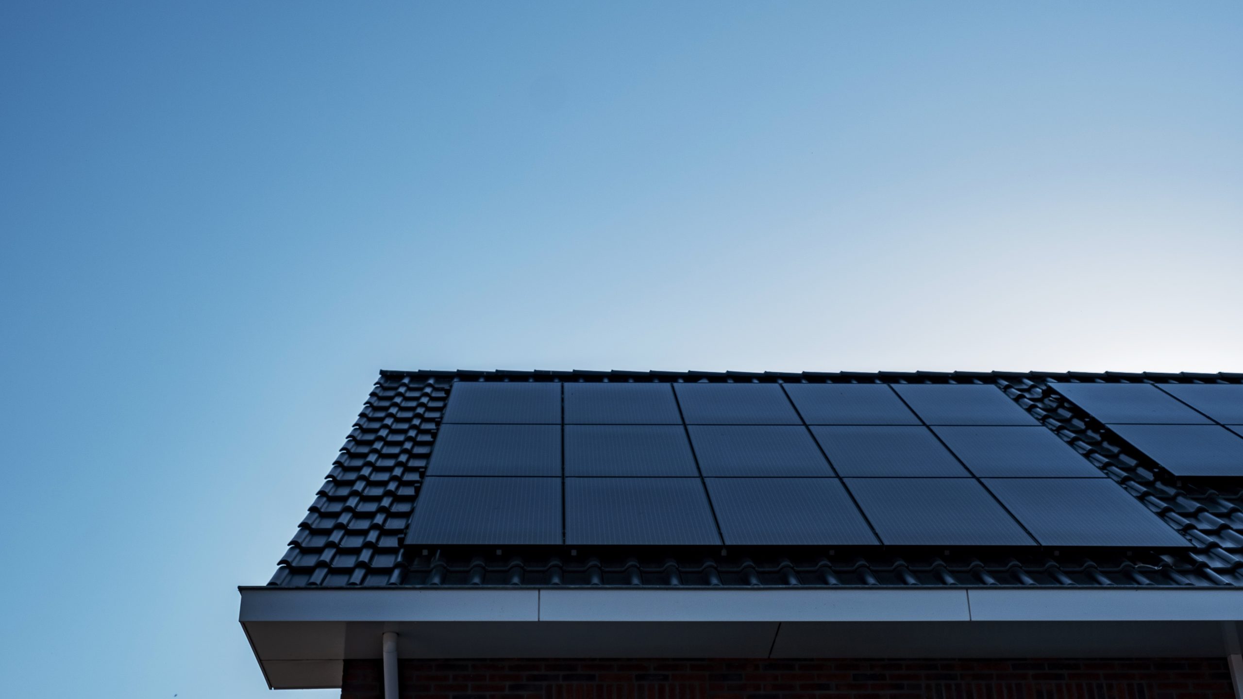 Newly,Build,Houses,With,Solar,Panels,Attached,On,The,Roof Shutterstock 1992595406 2 Scaled